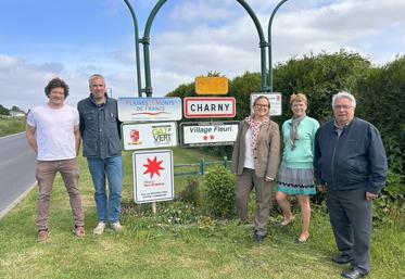 Charny, jeudi 15 mai. Le premier panneau Gaz vert d’Île-de-France est placé à l’entrée de la commune, avec de g. à d. : Louis Courtier, Édouard Proffit, Cécile Velasco, Catherine Olagnon, Xavier Ferreira.