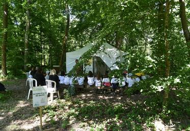 Bréau, vendredi 16 mai. Les classes participent à différents ateliers répartis sur le site du siège de la FDC 77 comme ici l'apiculture.