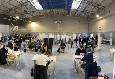 Vendredi 25 avril, à Areines. Un job dating a permis de mettre en relation professionnels du secteur des laboratoires et étudiants. 