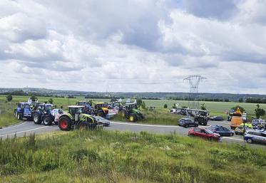 Lundi 26 mai, à Baillet-en-France (Val-d'Oise). Près de 25 tracteurs du Pays de France ont réalisé une opération escargot entre Attainville et Méry-sur-Oise sur les RN 104 et 184.