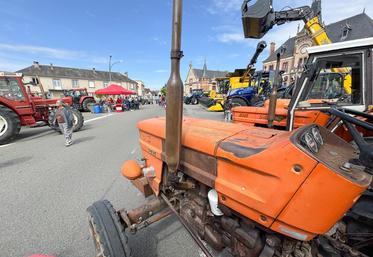 Samedi 24 mai, à Brou. Machines anciennes et récentes ont envahi la place de l'Hôtel-de-Ville pour l'opération Plus belle la campagne de Jeunes agriculteurs.