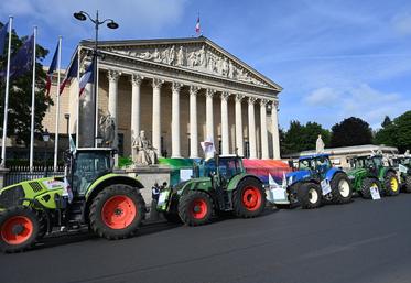 Lundi 26 mai à Paris. À l'appel de la FNSEA et de JA, les agriculteurs ont manifesté devant l'Assemblée nationale alors que débutait l'examen du projet de loi Entraves.