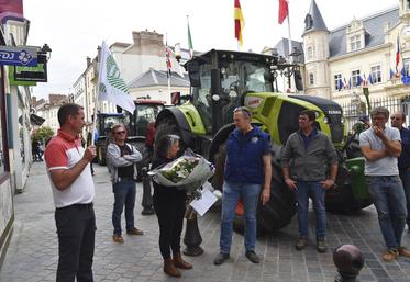 Les chauffeurs des premiers tracteurs sont allés à la rencontre de l’attachée parlementaire d’Arnaud Saint-Martin pour lui remettre une gerbe mortuaire et le courrier signé par tous les acteurs économiques du département.