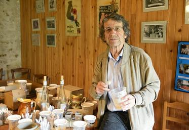 Dans son Musée vivant de l’apiculture à Château-Renard. Jacques Goût fait déguster ses miels aux saveurs variées, une palette naturelle qui reflète la richesse florale du Gâtinais.