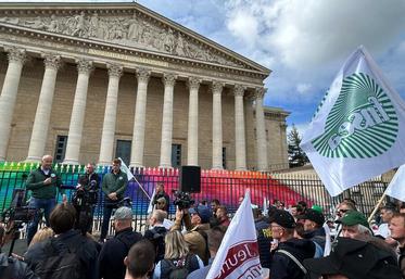 Les réseaux FNSEA et JA se sont mobilisés lundi 26 mai devant l'Assemblée nationale pour mettre la pression sur les parlementaires afin qu'ils écoutent enfin la parole des agriculteurs. Comme réponse, ils ont voté une motion de rejet. 