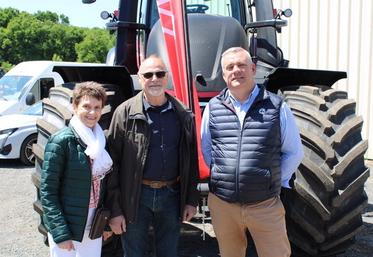 Claudine et Alain Aupart, avec Olivier Dubreuilh (à d.), PDG des Ets De Bruin.