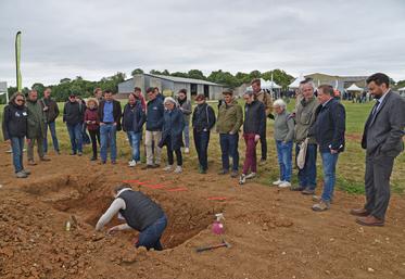 Lors de la visite officielle de la plateforme, les élus ont assisté à une présentation d'un profil de sol.