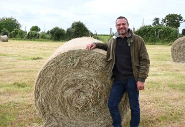 Michael Fresnay est cogérant de la Ferme de l'étang avec sa femme Cathy. Ils élèvent ensemble un élevage de cervidés.