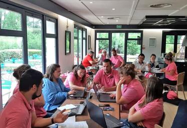 Mardi 3 juin, à Auch (Gers). Quelques heures avant l'ouverture du congrès, la délégation de Centre-Val de Loire s'est concertée sur les amendements à défendre dans le cadre du rapport d'orientation. 