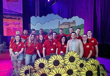 Clément Torpier entouré de la délégation francilienne au congrès JA à Auch (Gers).