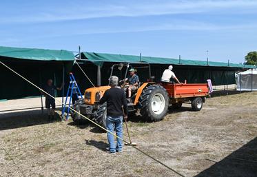 Mardi 10 juin, à Blois. Le chantier de montage des stands du comice, qui aura lieu les 14 et 15 juin, a commencé le 2 juin sur les six hectares du Parc des expositions grâce à une centaine de bénévoles.