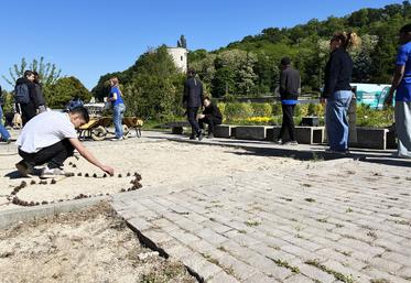 Vendredi 16 mai, à Marcoussis (Essonne). Des collégiens participent à un atelier land art animé par des lycéens du Campus Saint-Antoine.