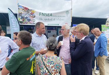 Olivier Hardouin, président de la FNSEA 41, a profité du comice pour échanger avec Christophe Marion et Marc Fesneau, députés de Loir-et-Cher, notamment sur les moissons et les prix des céréales. 