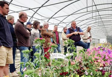 Mardi 3 juin, à Lury-sur-Arnon (Cher). Les irrigants du Cher ont visité l'exploitation agricole de Jean-Sylvain et Lucie Guillemain qui se sont diversifiés ces dernières années.