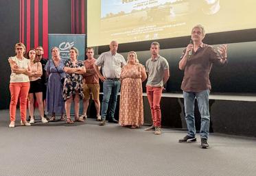 Vendredi 13 juin, à Nogent-le-Rotrou. Les protagonistes du documentaire Semer et récolter aux côtés du réalisateur, Éric Le Roch (à d.), lors de l'avant-première organisée par le Crédit agricole.