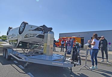 Réau, vendredi 23 mai. L'atelier de la voiture-tonneau était source de multiples commentaires.
