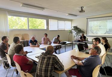 Lundi 16 juin, à Saint-Arnoult-en-Yvelines (Yvelines). Le conseil d'administration du syndicat de Saint-Arnoult s'est réuni avant les moissons.