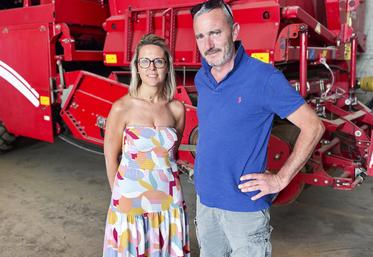 Jeudi 12 juin, à Orgères-en-Beauce. Delphine et Fabien Thomin témoignent pour le secteur de la pomme de terre de consommation qui vit une crise silencieuse.