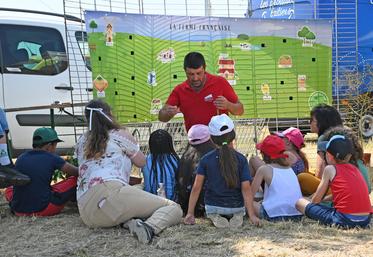Vendredi 13 juin, à Blois. Lors du comice scolaire, de nombreux enfants ont profité des explications des représentants du milieu agricole, dont Fabien Bourgueil, président JA 41. 