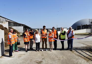 Jeudi 19 juin, à Thiverval-Grignon (Yvelines). Le méthaniseur de la ferme expérimentale de Grignon a été inauguré en présence d'Etienne Verrier, directeur général adjoint d’AgroParisTech (1er à d.), Frédéric Rose, préfet des Yvelines (2e à d.), Valérie Lacroute, vice-présidente de la Région Île-de-France chargée de l’agriculture et de l’alimentation (4e à d.), ou encore de Quentin Bulcke, directeur de la ferme expérimentale (au c.).