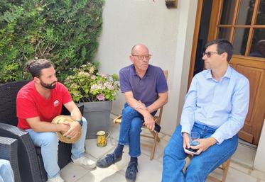 Lundi 23 juin, à Puiseaux. Didier Roulon (au c.), président pour la communauté de communes du Pithiverais Gâtinais de la FNSEA 45, a reçu le député Anthony Brosse sur son exploitation, avec Dorian Sagot (à g.), président de JA 45.