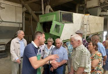 Les anciens exploitants ont porté un vif intérêt à la visite de Planète chanvre et à cette culture en plein développement dans le département.