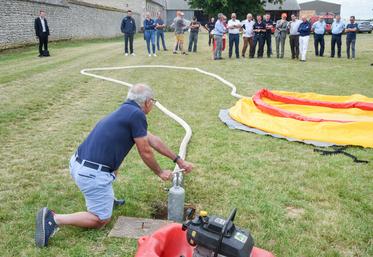 Le 23 juin, à Outrouville. C'est Jean-Michel Gouache qui a ouvert le robinet qui permet à l'eau de son forage de remplir la réserve des sapeurs-pompiers.