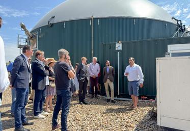 Vendredi 20 juin, à La Gaudaine. Lors de son inauguration, Yohann Serreau (à d.) a détaillé le fonctionnement de l'unité de méthanisation MethaPerche 28, qu'il porte avec quatre collègues exploitants.