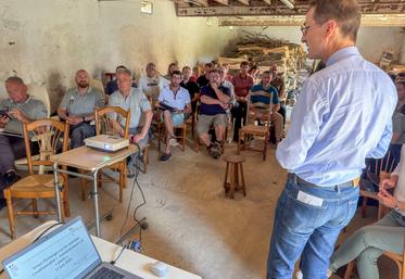 Le 17 juin, à Montigny-sur-Avre. Le Directeur des territoires, Christophe Huss (à d.), à lancé la réunion sur les contrôles.