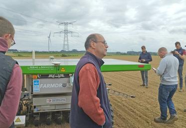 Le Farmdroid est un robot semeur-désherbeur, désormais bien connu, mais qui reste rare en plaine.
