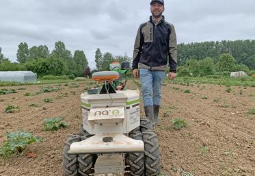 Maxime Dupont a été séduit par le robot Oz, que son concessionnaire local lui a présenté il y a deux ans.