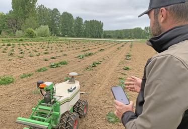 Grâce à la dernière évolution de l’application Naïo Companion, Maxime peut contrôler son robot à distance. 
