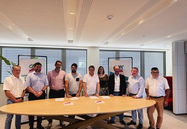 Clément Carteron, président de JA CVL, et Bruno Tardieu, président de la caisse Crédit agricole hôte de cette signature, ont renouvelé une convention de partenariat pour trois ans. 