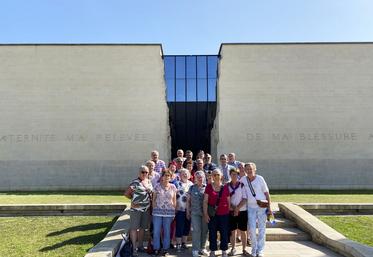 Caen (Calvados), mardi 17 juin. Le groupe devant le Mémorial.