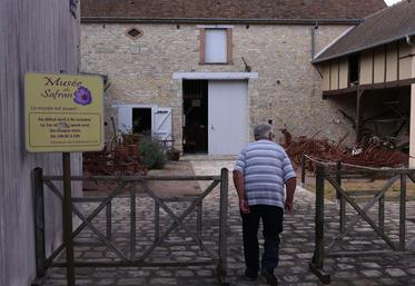 Jean-Jacques Rousseau, guide passionné, cultive et récolte lui-même du safran sur place. Les visiteurs peuvent découvrir la floraison entre la fin septembre et la fin octobre.