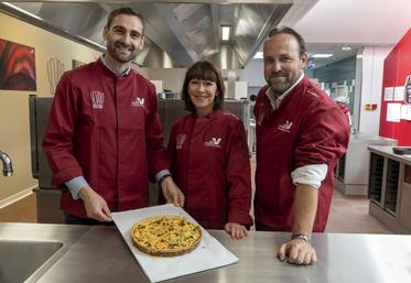 Mardi 10 juin, à Bessancourt (Val-d'Oise). Virginie Tinland, vice-présidente du Département déléguée à la jeunesse et à l'éducation, Paul Dubray, chargé de la ruralité et des relations avec le monde agricole, et Anthony Arciero, délégué aux routes et au Grand Paris, ont partagé la cuisine de l'École des chefs avec producteurs et distributeurs.