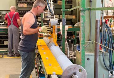 Mardi 1er juillet, à Brou. Excellence oblige, la rectitude de chaque vis à grain est contrôlée avant de sortir des ateliers de la société Denis.