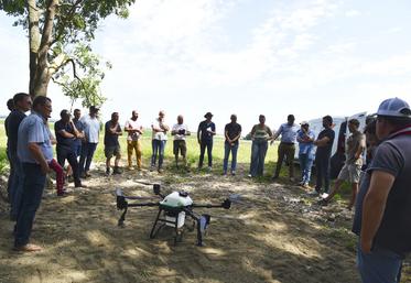 Marchémoret, vendredi 13 juin. Présentation d'un drone de 25 kg en attente d'homologation. Plus le drone peut être chargé, plus le semis est rapide et plus le coût est optimisé.