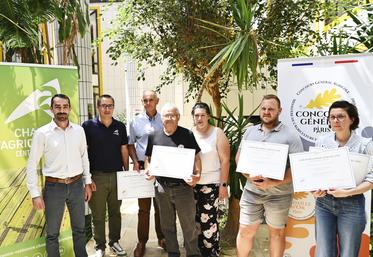 Lundi 30 juin, à Blois. Les quatre lauréats du CGA ont reçu leur prix, remis par Maxime Buizard Blondeau, président de la chambre régionale d'Agriculture, et Édouard Legras, président de la Chambre de Loir-et-Cher.