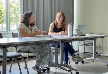Jeudi 19 juin, à Chartres. Aux côtés de Claire Person, Marion Lesne (à d.), prend le relais de Carine Hardy pour suivre les dossiers que traite l'association Aidagri.