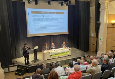 Jeudi 5 juin, à Paris. Lors de l'assemblée générale du SIPPR, plusieurs intervenants (de g. à d. sur l'estrade : Pierre-Henri Juillard, Geoffroy de Thieulloy, Francis Chéreau et Pierre de Waziers) ont débattu sur pourquoi et comment conserver ses terres agricoles.