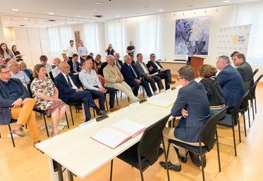 Vendredi 4 juillet, à Chartres. Les élus des huit communes entrant dans le dispositif Bourgs-centres ont signé leurs conventions avec le Département, l'État, la Région et la Banque des territoires.