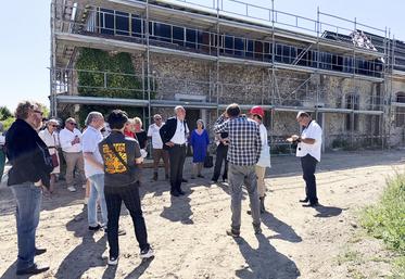 Vendredi 4 juillet, à Lamblore. Romain Viennois a ouvert le chantier de son futur Grand Jardin, un concept qui marie gîtes, restaurant, ateliers et production maraîchère.