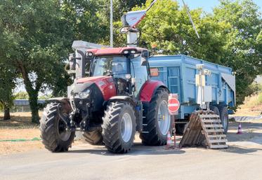 Vendredi 11 juillet, à Arrou. Au final, plus de remorques que prévu sont venues livrer les silos des coopératives du département.
