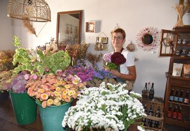 La Grande-Paroisse (Seine-et-Marne), lundi 30 juin. Isabelle Chanclud accueille les clients dans sa boutique au milieu des fleurs.