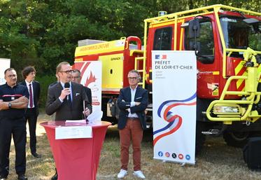 Mardi 24 juin, à Nouan-le-Fuzelier (Loir-et-Cher). Le préfet de Loir-et-Cher, Xavier Pelletier, a présenté le nouveau dispositif de détection des départs de feux en Sologne.