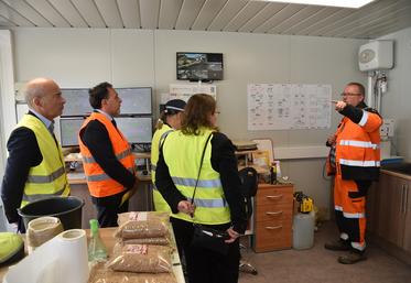 Verneuil-l'Étang, vendredi 6 juin. Visite du laboratoire du silo Valfrance.