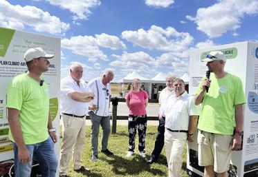 Chaumes-en-Brie, samedi 28 juin. Mauritz Quaak présente les trois piliers de la Ferme d'Arcy : polyculture, élevage et bioénergie.
