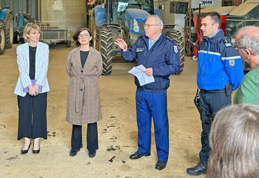 Jeudi 17 juillet, à Chevilly. Lors d’une visite dans une exploitation, la préfète Sophie Brocas et les représentants de la gendarmerie ont échangé avec les agriculteurs sur la recrudescence des vols en milieu rural.