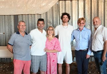 Samedi 28 juin, à Vallières-les-Grandes. Stéphane Turbeaux (2e à g.) accompagné de sa famille lors de sa remise de la médaille d'officier du Mérite agricole par Marc Fesneau (2e à d.).